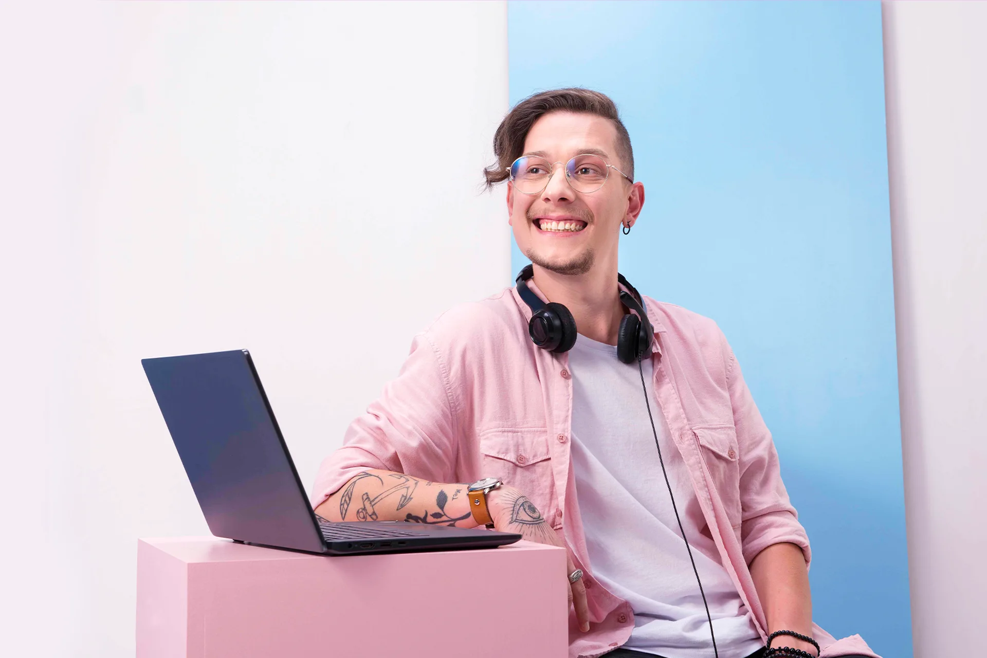 Imagem de homem sentado em uma mesa com um computador.