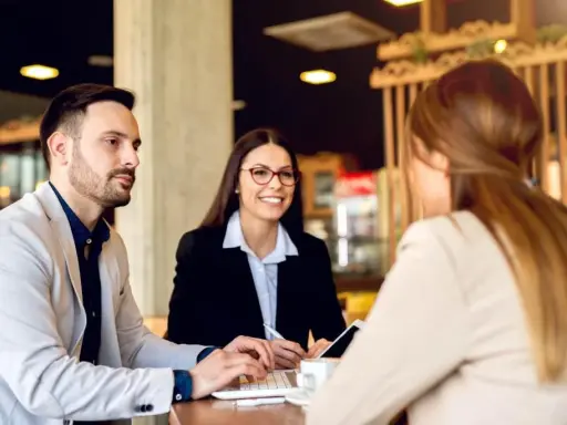 Imagem onde três pessoas fazem uma entrevista de emprego