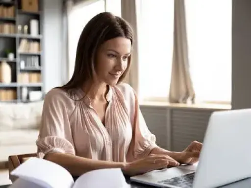 Imagem de uma mulher trabalhando em seu notebook